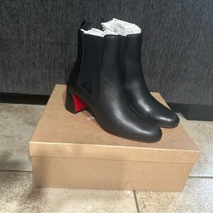 BNIB Christian Louboutin 55 mm
Sz 36 True to Size
Black